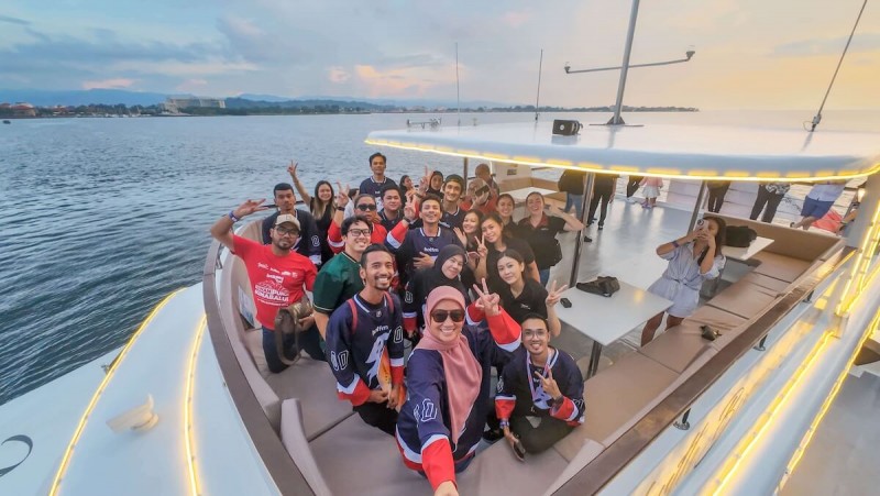 Hot FM’s Bekpes Hot Crew Unwinds with North Borneo Cruises After Historic Mount Kinabalu Climb